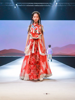 2021中國(guó)國(guó)際少兒高級(jí)定制周·笙生秀場(chǎng)【少兒模特范莊兒走秀片段】