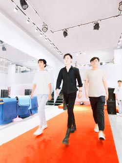 [視頻]男模特培訓(xùn)學(xué)員T臺臺步訓(xùn)練，帥氣出場-5.23打卡
