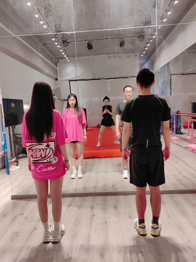 哥倫比亞大學(xué)數(shù)據(jù)研究生才子Michael Zhou選擇羽翼國(guó)際學(xué)習(xí)模特形體課
