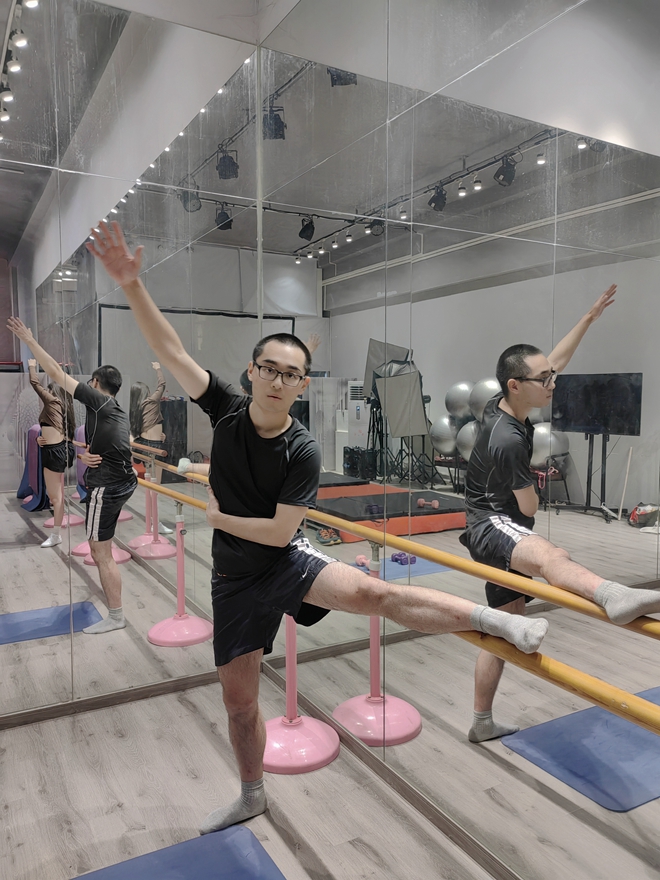 哥倫比亞大學(xué)數(shù)據(jù)研究生才子Michael Zhou選擇羽翼國(guó)際學(xué)習(xí)模特形體課