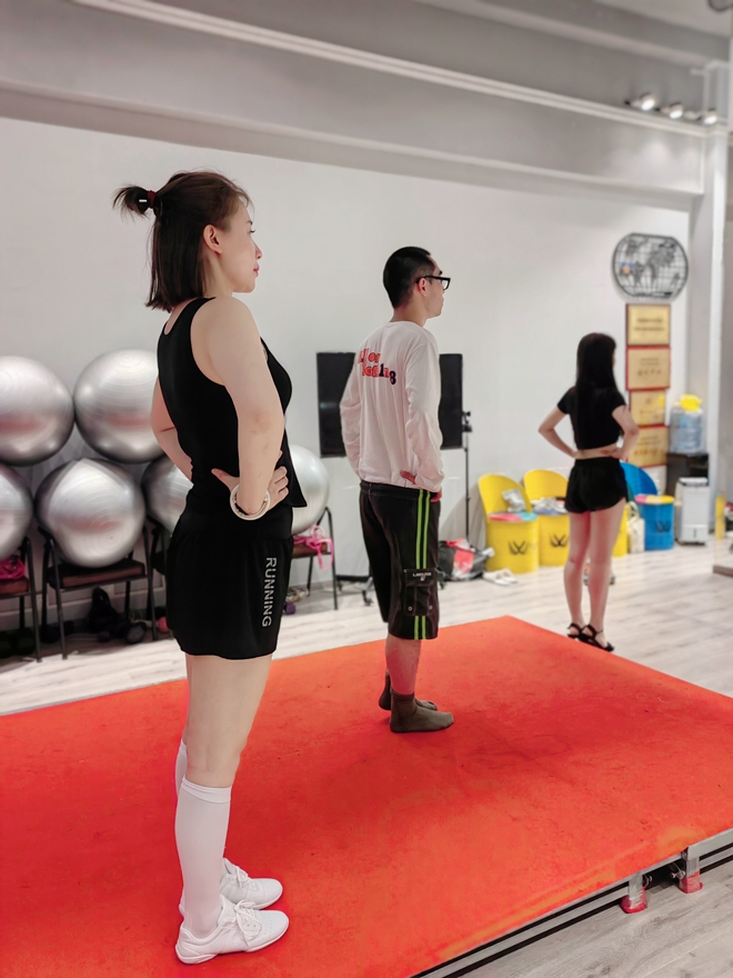 哥倫比亞大學(xué)數(shù)據(jù)研究生才子Michael Zhou選擇羽翼國(guó)際學(xué)習(xí)模特形體課