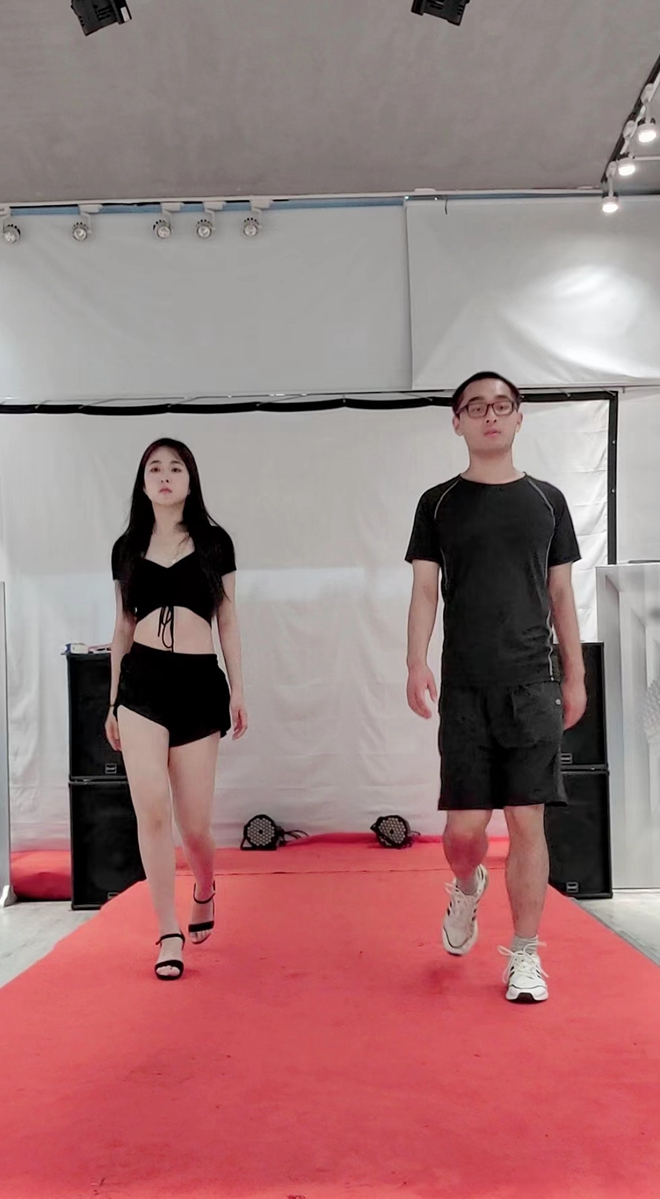 哥倫比亞大學(xué)數(shù)據(jù)研究生才子Michael Zhou選擇羽翼國(guó)際學(xué)習(xí)模特形體課