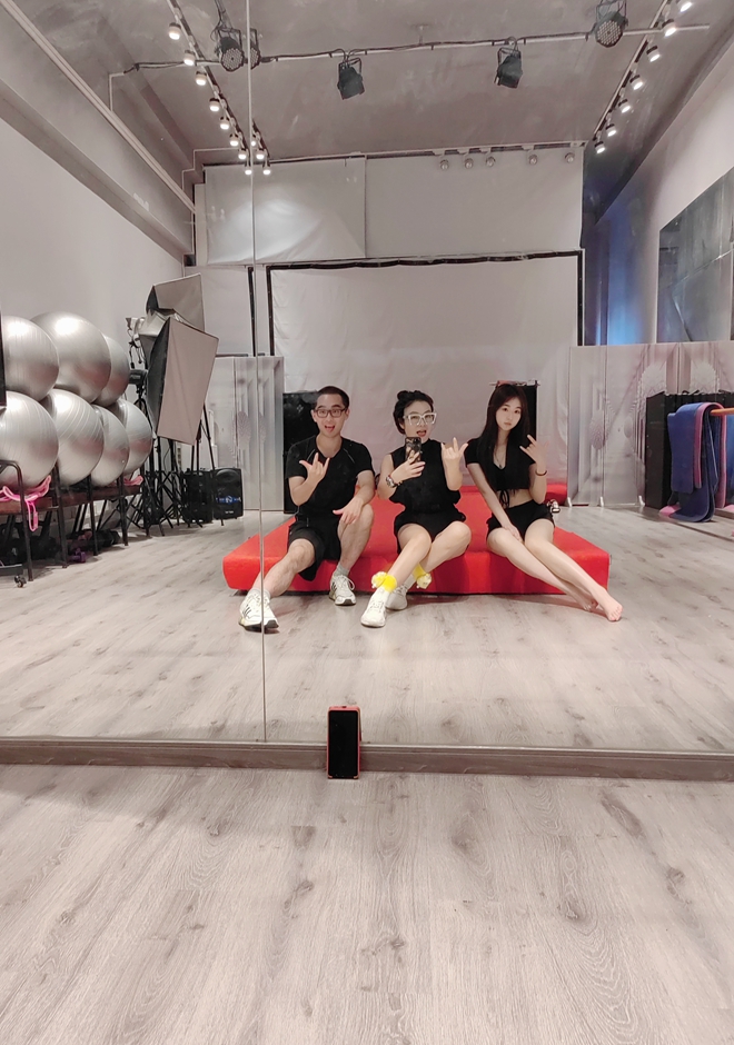哥倫比亞大學(xué)數(shù)據(jù)研究生才子Michael Zhou選擇羽翼國(guó)際學(xué)習(xí)模特形體課