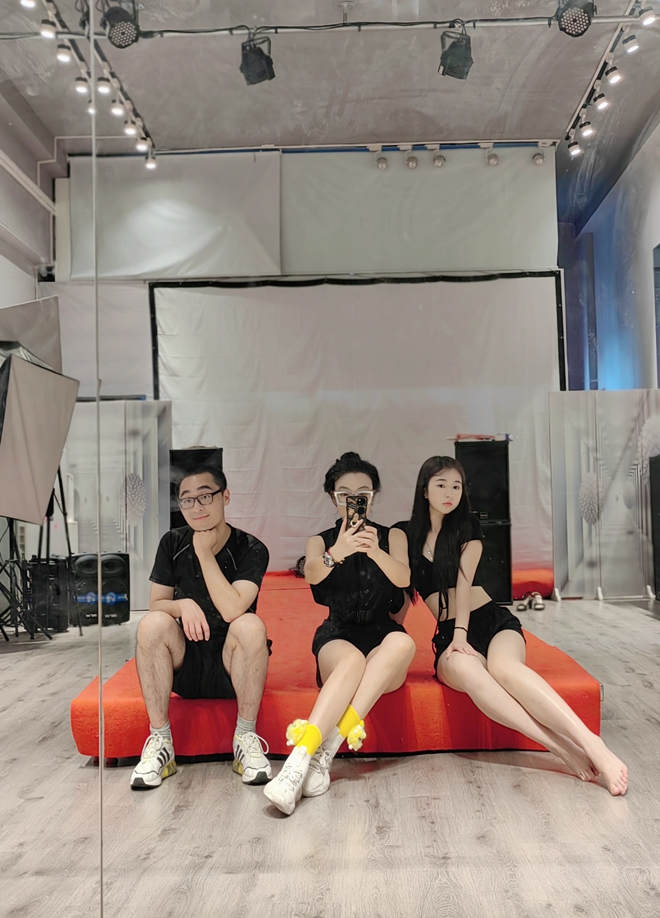 哥倫比亞大學(xué)數(shù)據(jù)研究生才子Michael Zhou選擇羽翼國(guó)際學(xué)習(xí)模特形體課